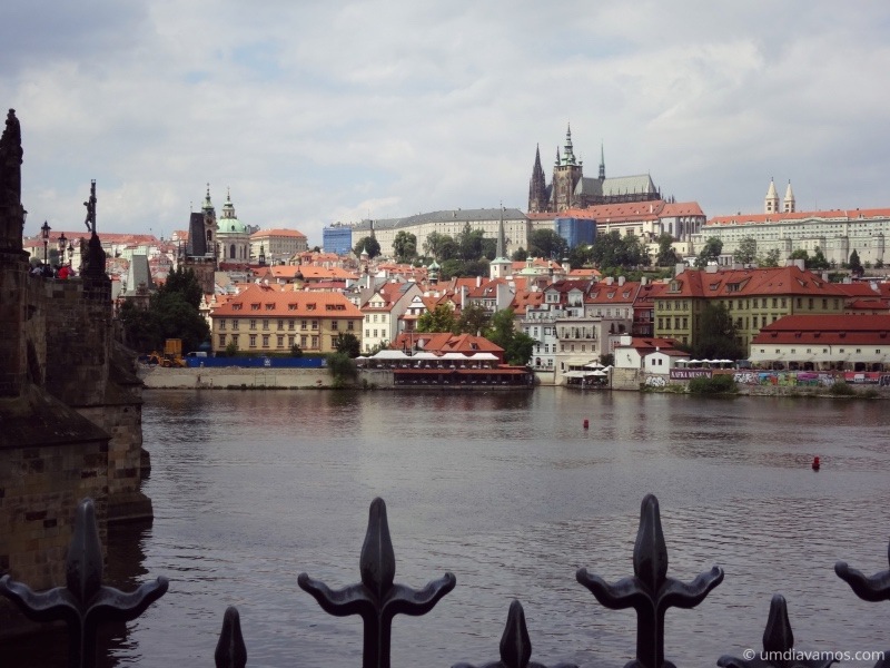 Rio Vltava e o Castelo de Praga
