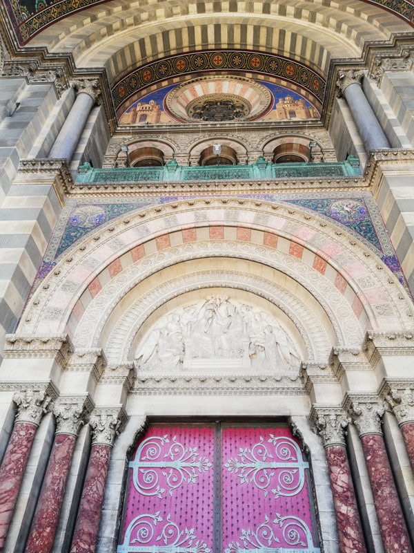 Detalhes da porta da Catedral de Marselha