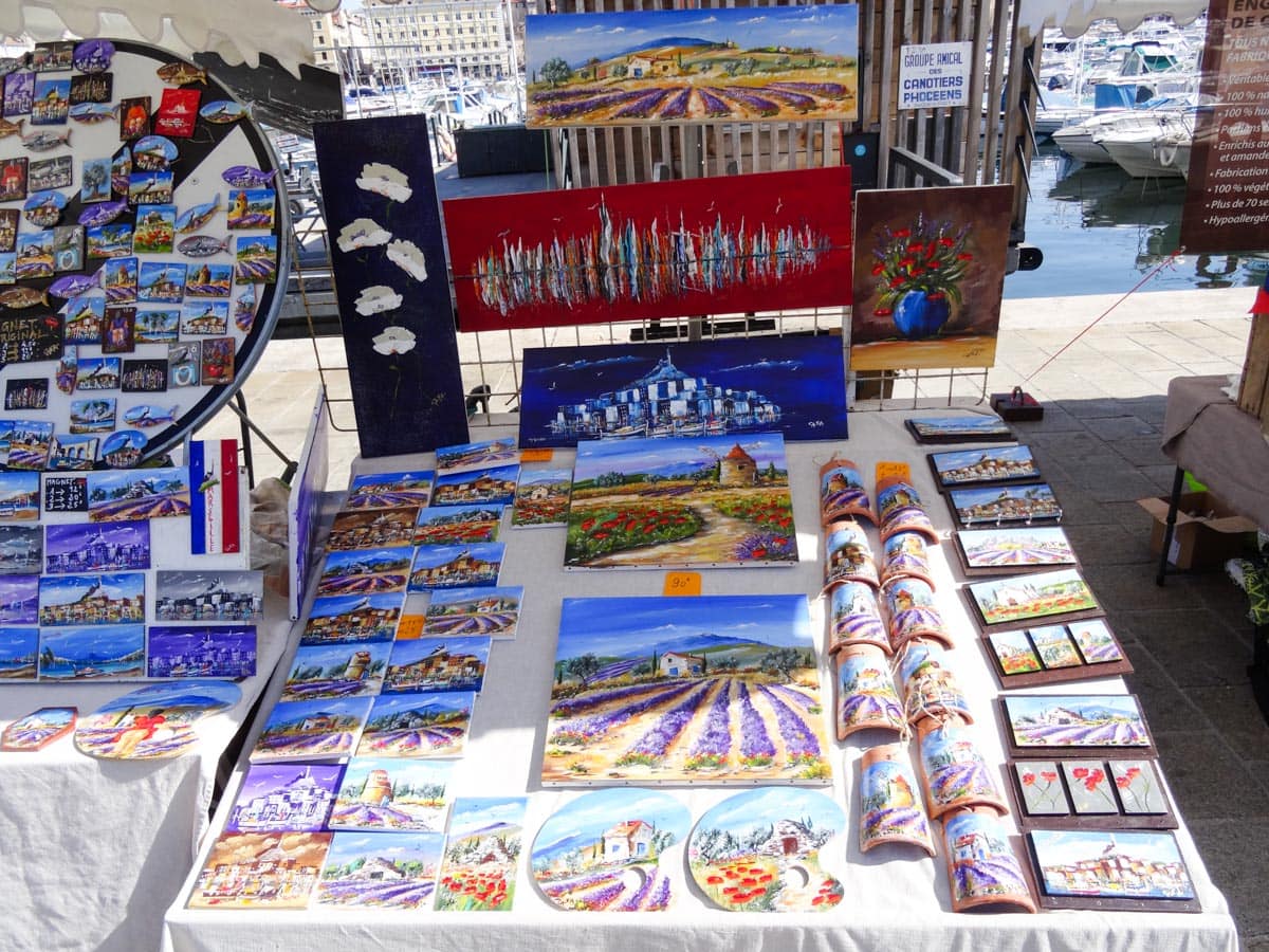 Artigos decorativos numa feira de artesanato em Vieux Port