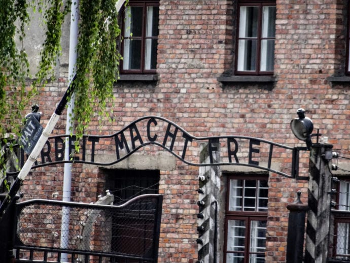 Frase no portão de Auschwitz