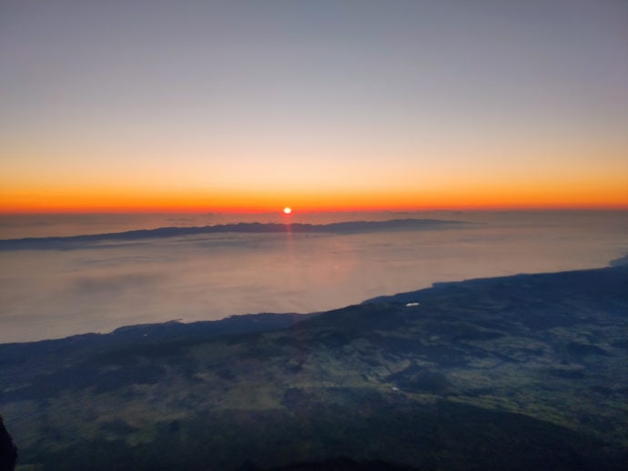 Vista sobre as ilhas do Pico e São Jorge, ao amanhecer