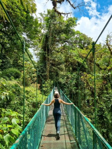 Ponte suspensa na floresta nebulosa em Monteverde