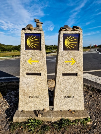 Os marcos que sinalizam a divisão do Caminho (para a esquerda é Finisterra, para a direita é Muxía)