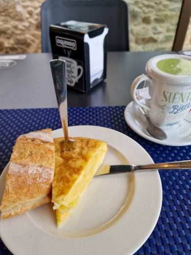 Mais uma pausa para tortilha, em Lires (o único local com “civilização” (sítio para comer e pernoitar) entre Finisterra e Muxía
